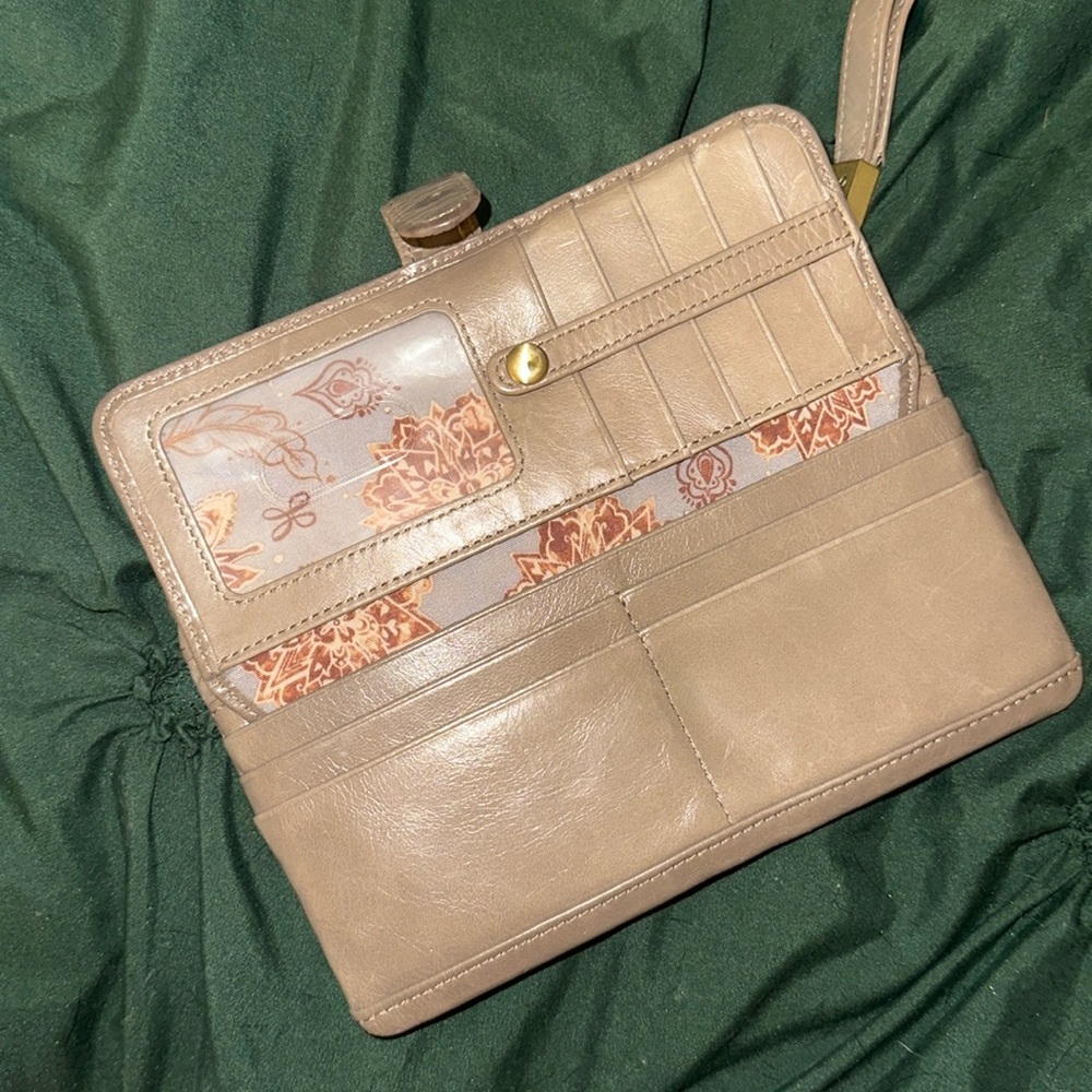 Hobo Roam Wristlet in Taupe 🦋